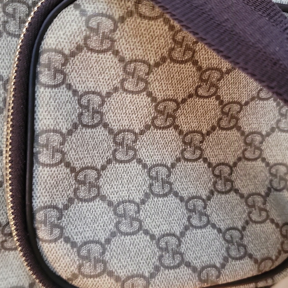 Like new Gucci Beige GG Supreme Canvas Crossbody Bag with Dark Brown Strap - Picture 3 of 15